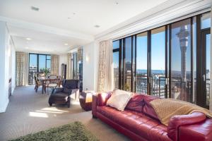 奥克兰Luxury Penthouse Apartment的带沙发和大窗户的客厅