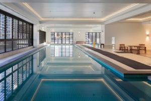 奥克兰Luxury Penthouse Apartment的大楼内的一个蓝色海水游泳池