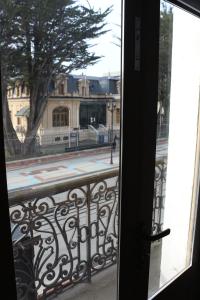 蓬塔阿雷纳斯Hostal Ochen的从窗户可欣赏到建筑的景色