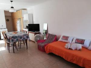 马德普拉塔La casita de Punta Mogotes的客厅配有沙发和桌子