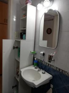 马德普拉塔La casita de Punta Mogotes的一间带水槽和镜子的浴室