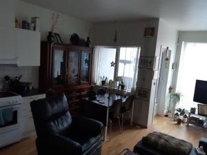 奥斯陆Shared apartment, Down Town Oslo, Osterhaus'gate 10的厨房以及带桌椅的起居室。