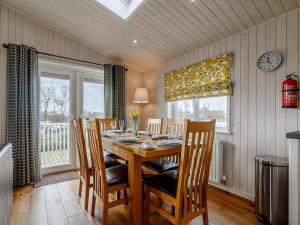 WillingtonAcer Lodge-uk37594的一间带木桌和椅子的用餐室