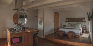 纳塔列斯港Toore Patagonia的一间卧室配有床、水槽和镜子