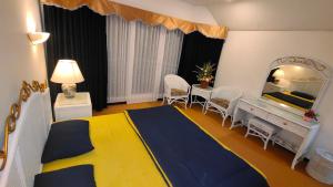 巴图Villa Klub Bunga Empat的一间卧室配有一张大床和镜子