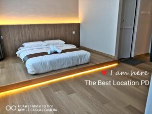 波德申THE BEST LOCATION的一间酒店客房,房间内设有两张床