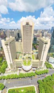 上海上海商城酒店式服务公寓的城市中一座大建筑的空中景观