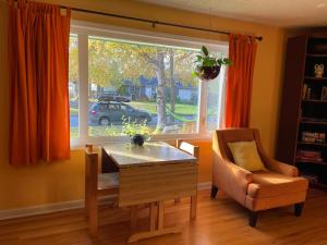 安克雷奇Turnagain Guest House的一间带桌子和椅子的用餐室以及窗户。