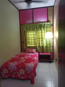 万津zous homestay的一间卧室设有红色的床和窗户。