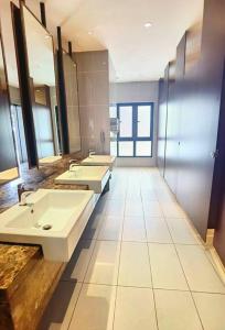 努沙再也C0608 Almas Suites Studio100mbps! Netflix By STAY的浴室设有3个水槽和2面镜子