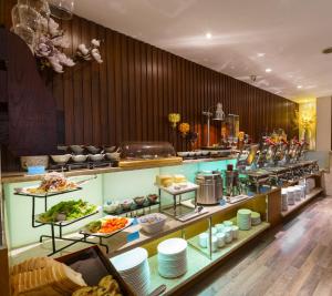 胡志明市罗斯兰科普酒店的餐厅内展示的自助餐点