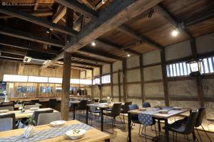 FukusakiNIPPONIA HARIMA FUKUSAKI ZOUSHONO YAKATA的用餐室设有桌椅和窗户。