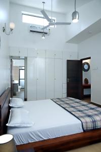 瓦尔恰Agosto @Aansav Verde Fatrade Varca GOA 3 BR Villa的卧室配有一张带白色墙壁的大床