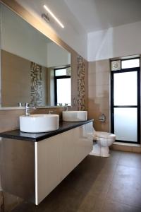 瓦尔恰Agosto @Aansav Verde Fatrade Varca GOA 3 BR Villa的一间带两个盥洗盆和卫生间的浴室