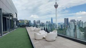 吉隆坡Majestic Apartment KLCC的坐在大楼顶上的一排白色椅子