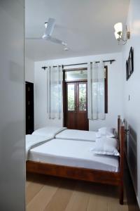 瓦尔恰Agosto @Aansav Verde Fatrade Varca GOA 3 BR Villa的一间卧室设有两张床和窗户。