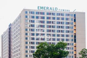 万隆Redliving Apartemen Emerald Tower - Bion Apartel 2 Tower South的一座建筑,上面有应急塔的标志