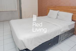 万隆Redliving Apartemen Emerald Tower - Bion Apartel 2 Tower South的一张带白色床单和白色枕头的床