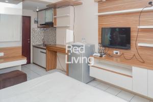 万隆Redliving Apartemen Emerald Tower - Bion Apartel 2 Tower South的一间厨房,在房间的台面上配有电视