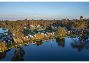 纳甘比Discovery Parks - Nagambie Lakes的享有湖上度假村的空中景致