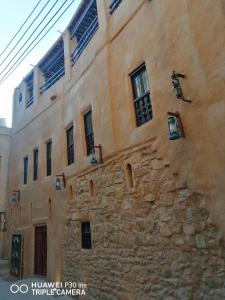 MisfāhBait Baityn بيت البيتين的一座古老的石头建筑,旁边设有窗户