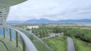 三亚三亚海棠湾红树林度假酒店（免税店95折+首日迷你吧）的从度假村的观景台上欣赏风景