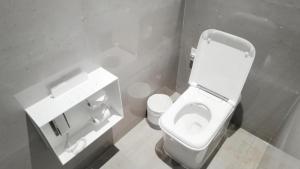 三亚三亚海棠湾红树林度假酒店（免税店95折+首日迷你吧）的浴室配有白色卫生间和盥洗盆。