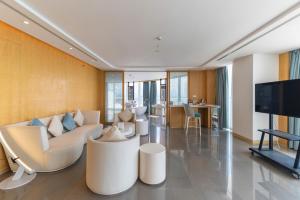 三亚三亚海棠湾红树林度假酒店（免税店95折+首日迷你吧）的客厅配有白色家具和平面电视