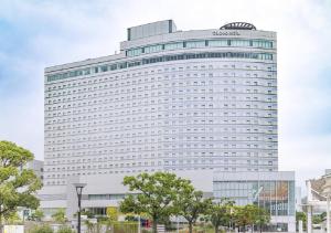 东京东京湾有明华盛顿酒店的一座白色的大建筑,上面有标志