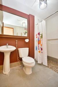 长滩岛长滩阿戈屋舍卧榻酒店的一间带卫生间、水槽和镜子的浴室