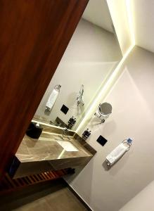 马萨特兰Viaggio Resort Mazatlán的一间带水槽和镜子的浴室