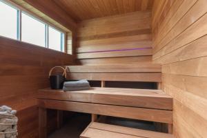 SpithamiSaunaga puhkemaja Spithamis, 250 meetrit merest!的木制房间中带长凳的桑拿浴室
