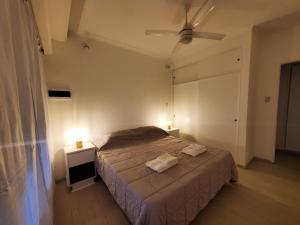 蒙特格兰德Casa Azcuénaga - Parque - Zona comercial - Aerop 15 min的一间卧室配有一张床,上面有两条毛巾