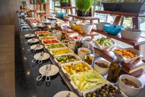 南威皇家巴尔海滩度假酒店的包含多种不同食物的自助餐