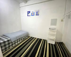 BanjarbaruViolet Doorz Syariah的小房间,设有床架