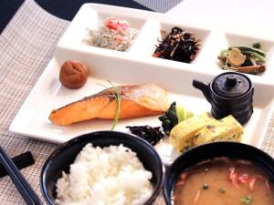 镰仓市BREATH HOTEL的桌上放有寿司和米饭的盘子