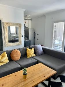 内坦亚Shantell Luxury Apartment的带沙发和木桌的客厅