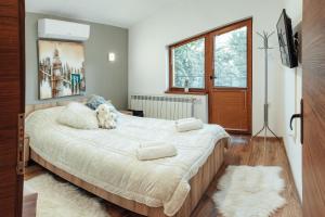 韦林格勒Guest house Anna-Maria的一间卧室配有一张大床和两个枕头