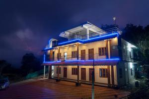 提喀迪Namasthe Thekkady的一座晚上有蓝色灯光的建筑