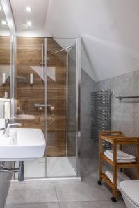 JezioranyHighland Warmia - Gospodarstwo agroturystyczne的一间带水槽和淋浴的浴室
