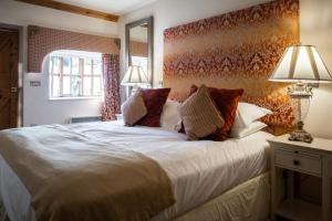 Alton PancrasBrace of Pheasants的卧室配有带枕头的大型白色床