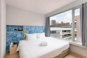 曼谷梅兹巴提南酒店的一间卧室设有一张大床和一个大窗户