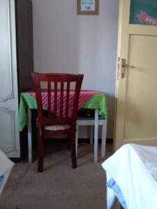 扎布利亚克Old Guest House 1964的一张木椅,位于带桌子的房间