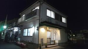 大分ゲストハウス小富士的一座晚上有标志的建筑