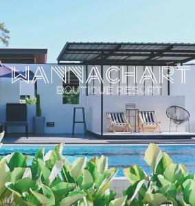Tha Sala万纳察尔特精品度假酒店的别墅游泳池的 ⁇ 染
