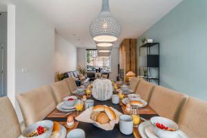 尼乌波特Maison Odett - fully renovated house for 10 people的用餐室配有餐桌和食物