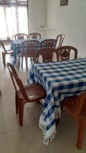 卡特勒格默Fair View Bungalow的一间配备有蓝白色格子的桌子和椅子的用餐室