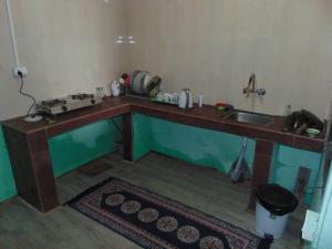 甘托克BOJO house的厨房配有带水槽的木台面