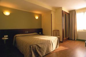 Nava纳瓦别墅酒店的酒店客房设有床和窗户。