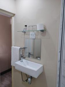 德班Prime Hotel的浴室设有白色水槽和镜子